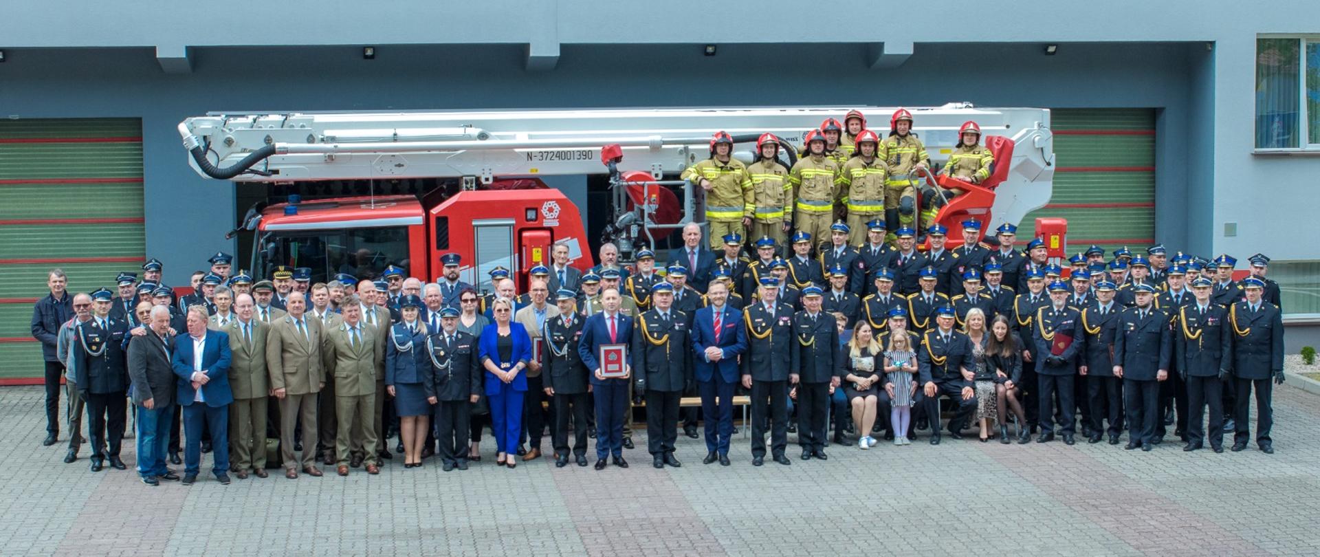 Zdjęcie grupowe uczestników Powiatowych Obchodów Dnia Strażaka w Goleniowie