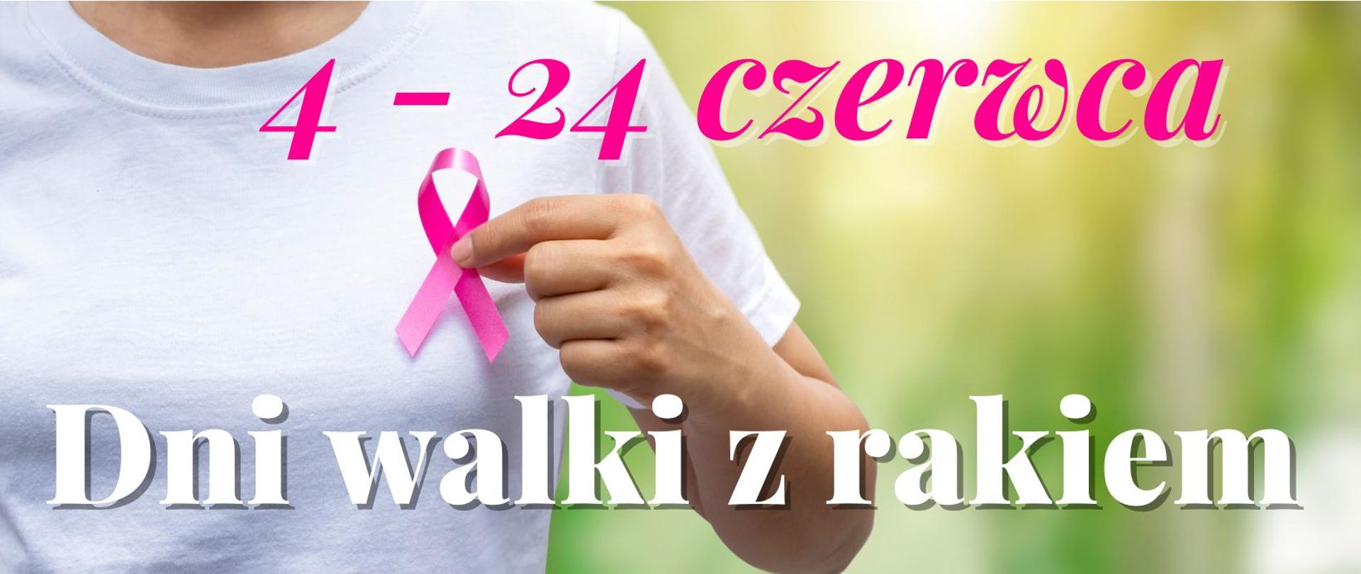 Osoba na zdjęciu trzyma różową wstążeczkę na tle białej koszulki