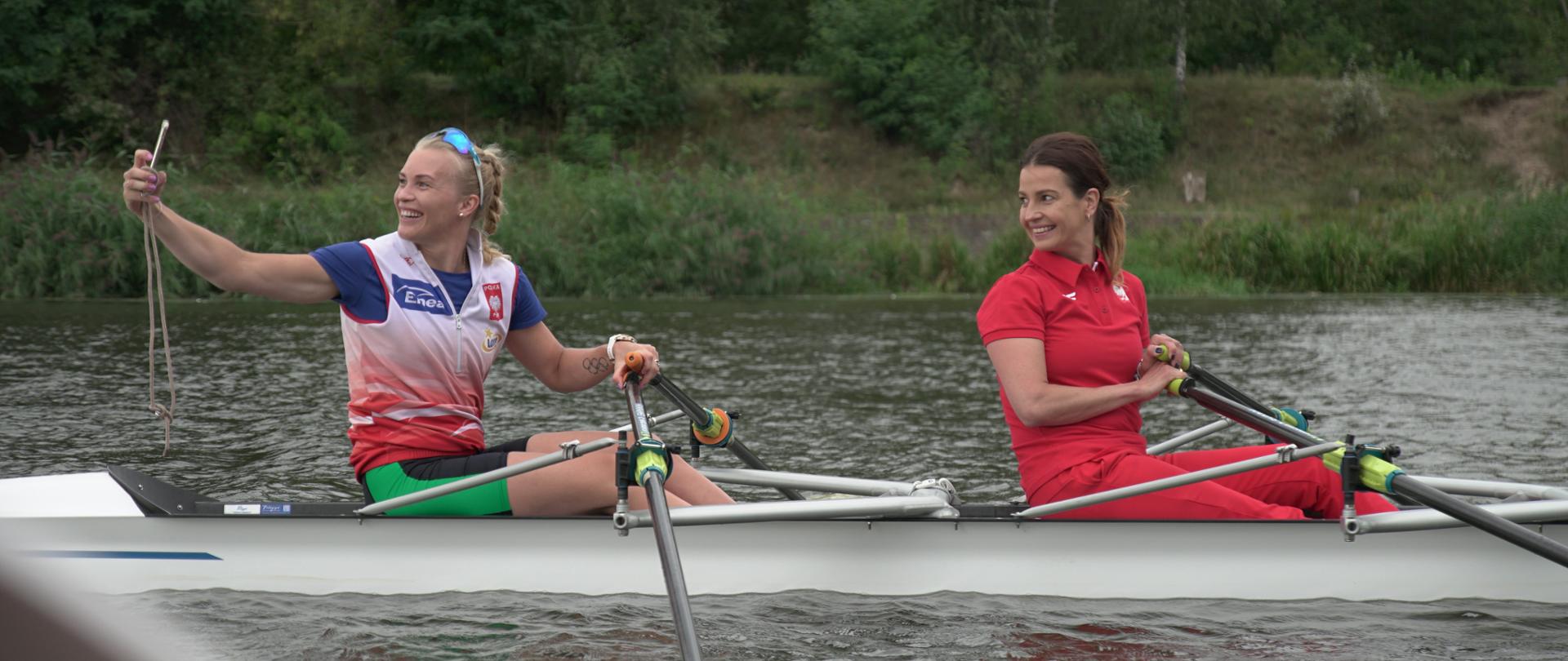 Pani Minister podczas treningu wioślarskiego z brązową medalistką olimpijską Agnieszką Kobus-Zawojską.