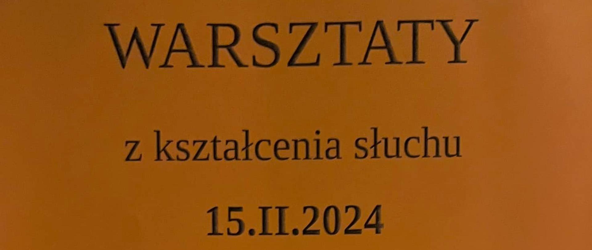 Plakat informujący o warsztatach z kształcenia słuchu, harmonogram na pomarańczowym tle.
