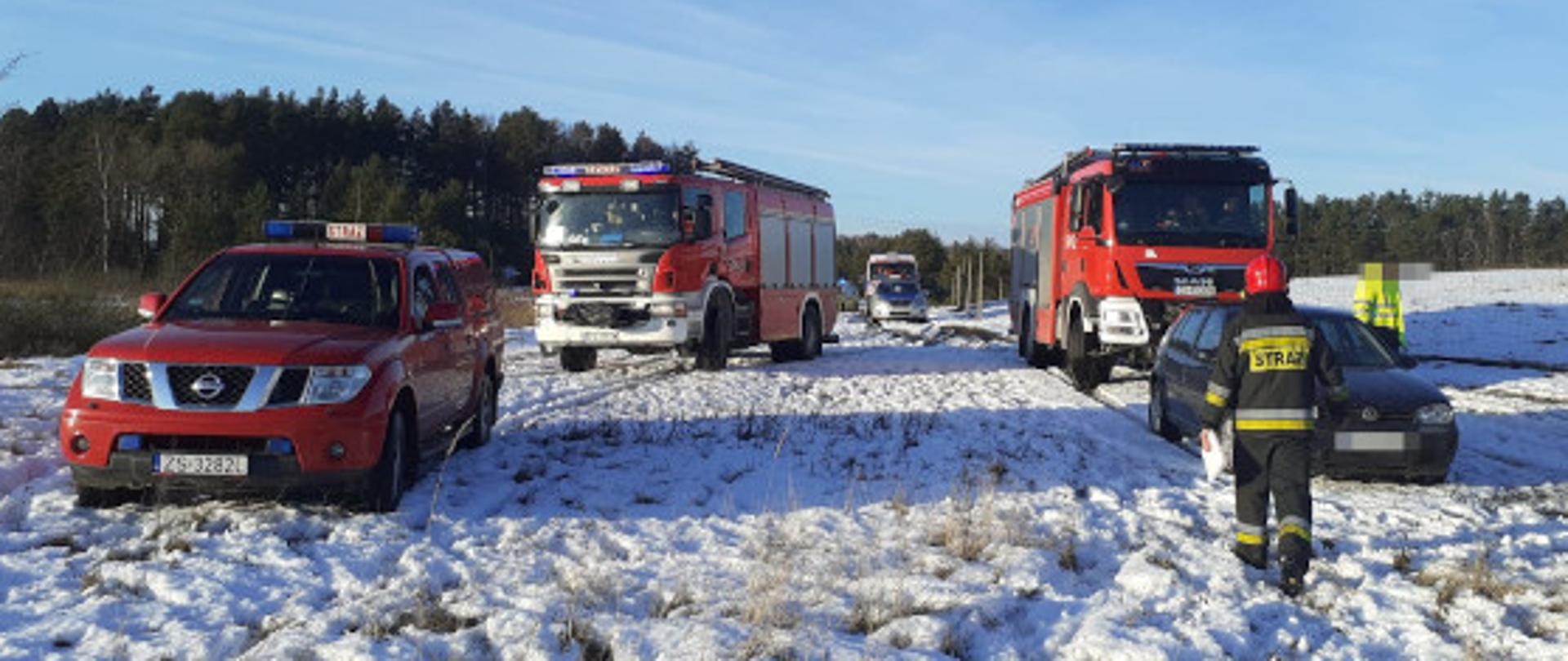 Zdjęcie pojazdów ratowniczych ze zdarzenia "załamanie się lodu pod wędkarzem"