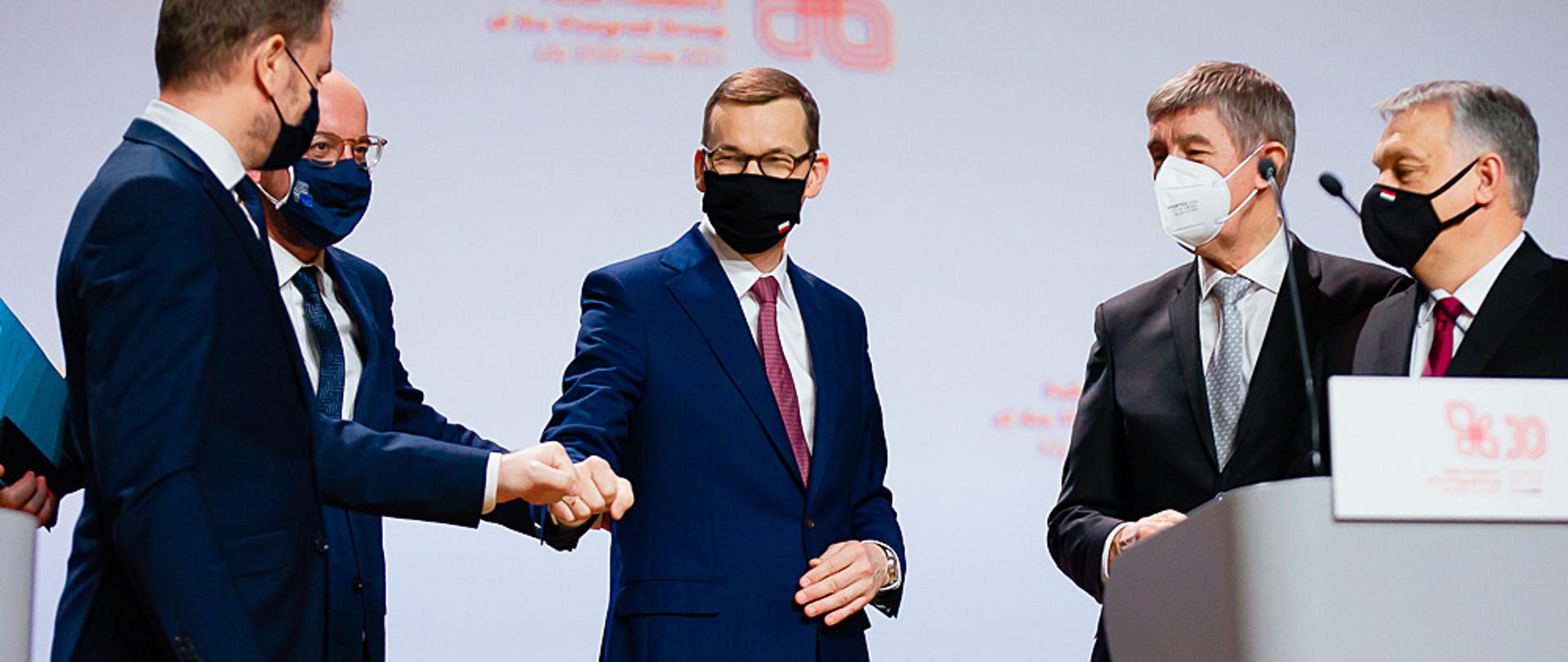 Premierzy państw grupy wyszehradzkiej i przewodniczący Rady Europejskiej na tle ścianki z logiem prezydencji Polski w Grupie Wyszehradzkiej.