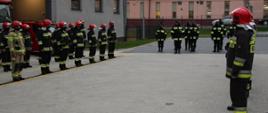 Strażacy z Jednostki Ratowniczo-Gaśniczej nr 1 w Kielcach już w nowej siedzibie - zbiórka strażaków przed nową jednostką. Odbywa się zmiana służby.