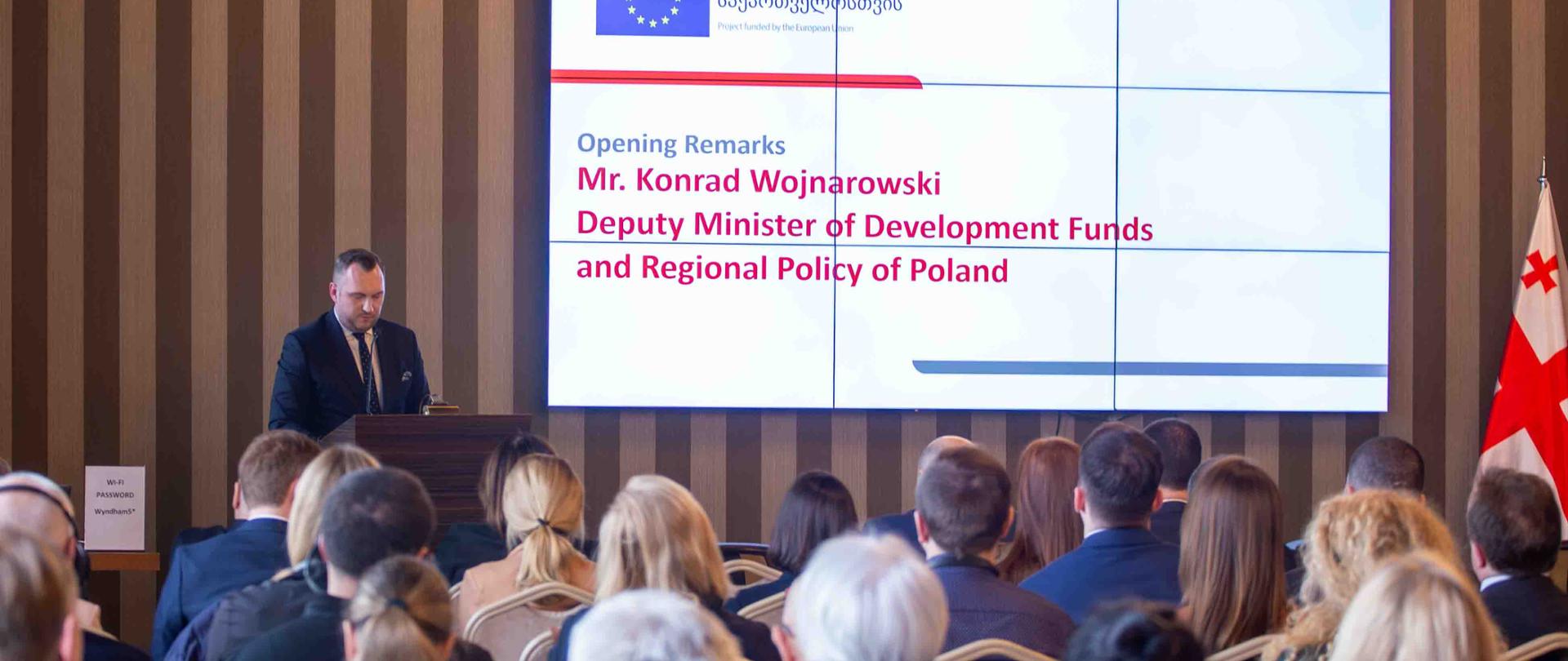 Minister Konrad Wojnarowski na konferencji podsumowującej projekt: „Wsparcie na rzecz tworzenia wszechstronnej bazy danych bezpieczeństwa drogowego oraz poprawy zarządzania bezpieczeństwem drogowym w Gruzji’ w Tbilisi. 