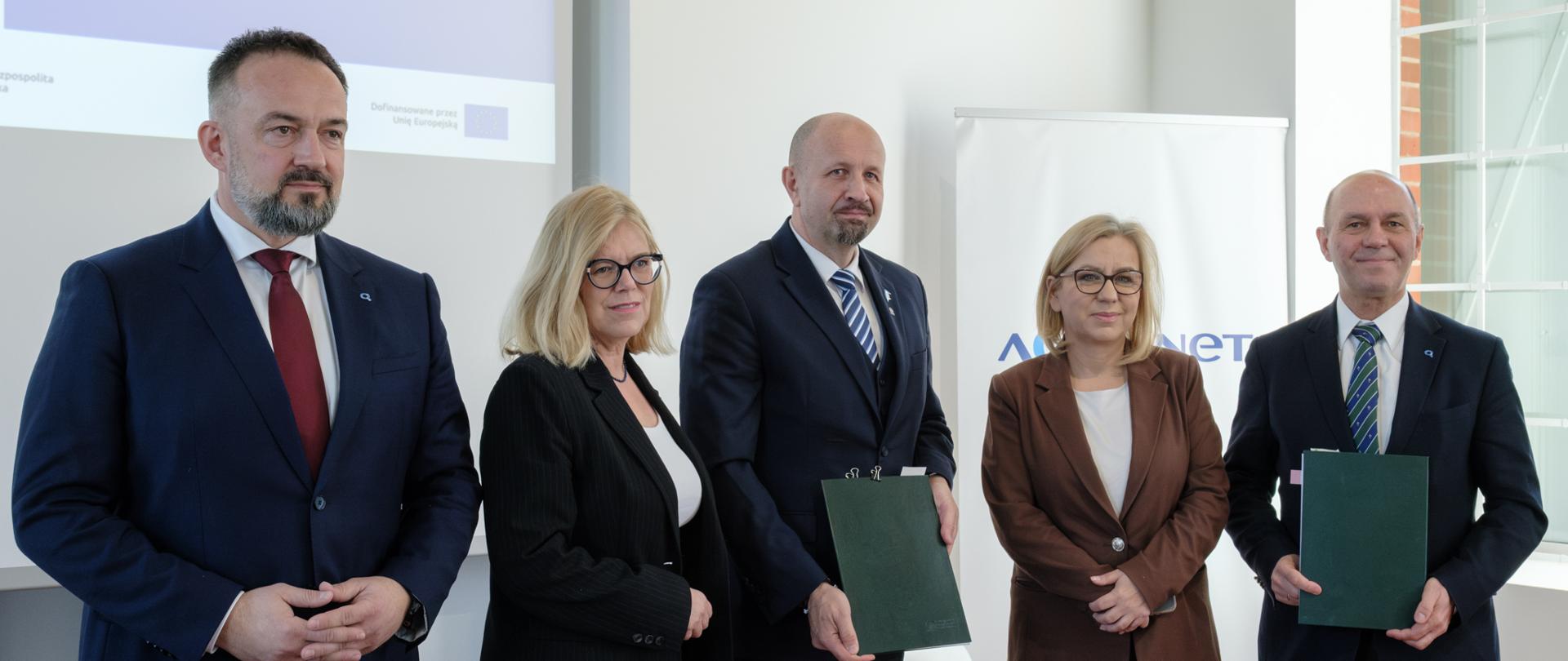 Minister klimatu i środowiska Paulina Hennig-Kloska podczas podpisania umowy na projekt „Uporządkowanie gospodarki wodno-ściekowej dla ochrony zasobów wodnych w Poznaniu i okolicach etap VIII”. 
