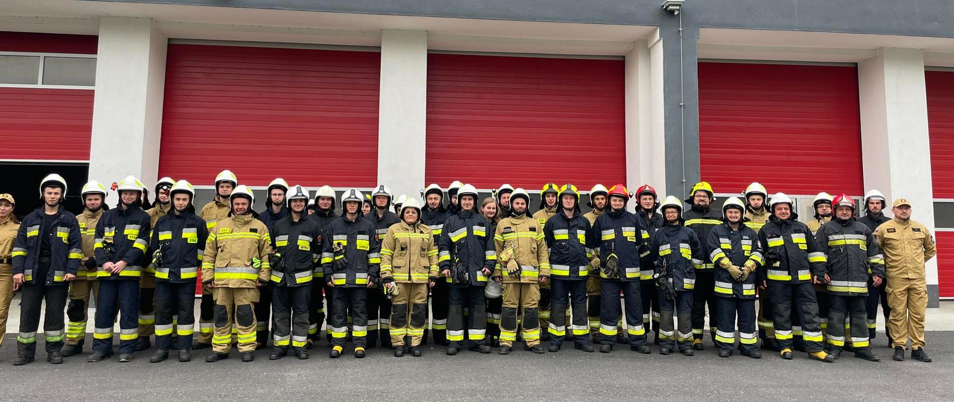 Na zdjęciu widać strażaków ratowników OSP z terenu powiatu milickiego, którzy pozytywnie zaliczyli egzamin praktyczny na kursie podstawowym dla strażaków ratowników OSP.
