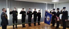 Na zdjęciu pięciu nowoprzyjętych stażystów w umundurowaniu koszarowym składających ślubowanie, poczet sztandarowy Komendy Miejskiej Państwowej Straży Pożarnej w Częstochowie oraz dowódca uroczystości.