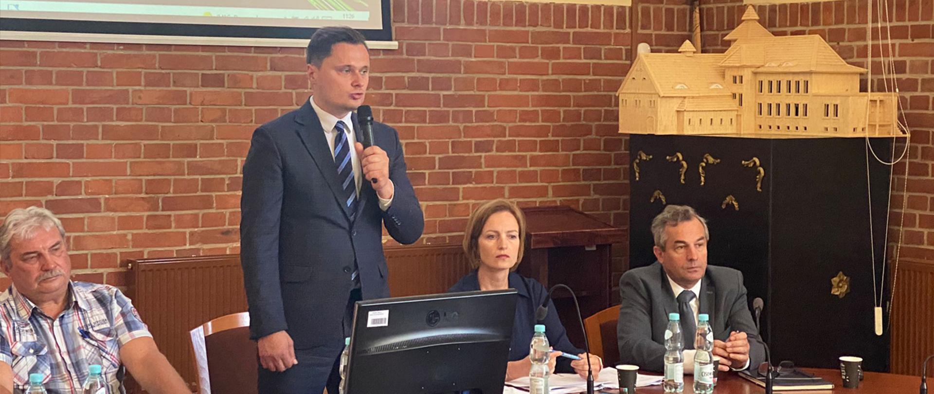 Podsekretarz stanu Krzysztof Ciecióra podczas wypowiedzi