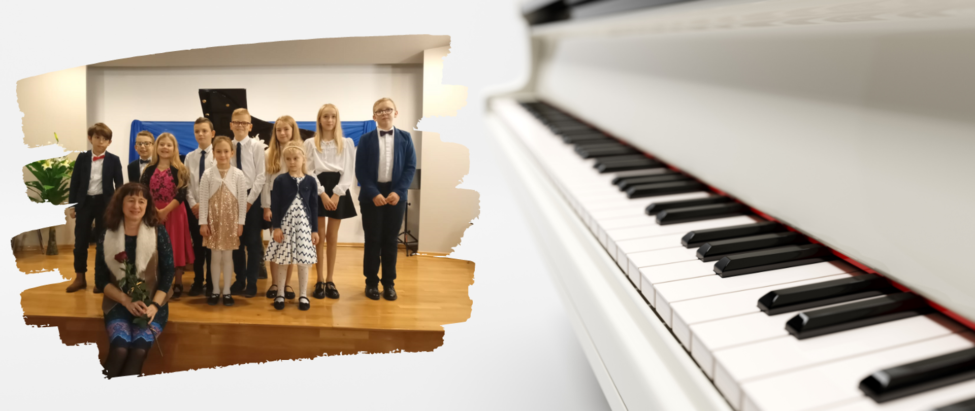 Z prawej strony obrazka klawiatura białego fortepianu. Po lewej stronie obrazka grupowe zdjęcie uczniów z nauczycielem. Uczniowie stoją na scenie, a nauczyciel z przodu przed nimi siedzi na podłodze sceny. Pani nauczycielka trzyma w rękach czerwoną różę.