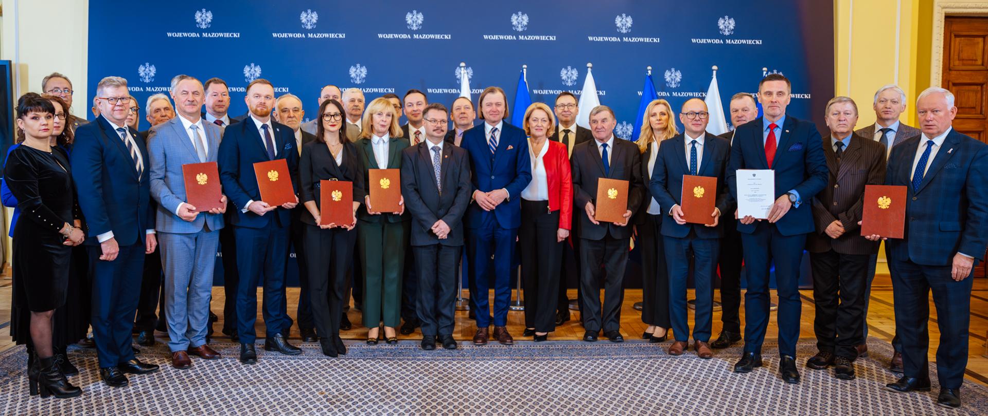 Zdjęcie grupowe z władzami nowych miast 