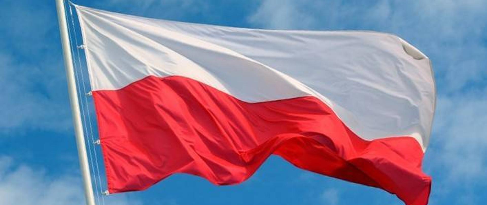Flaga Polski na maszcie