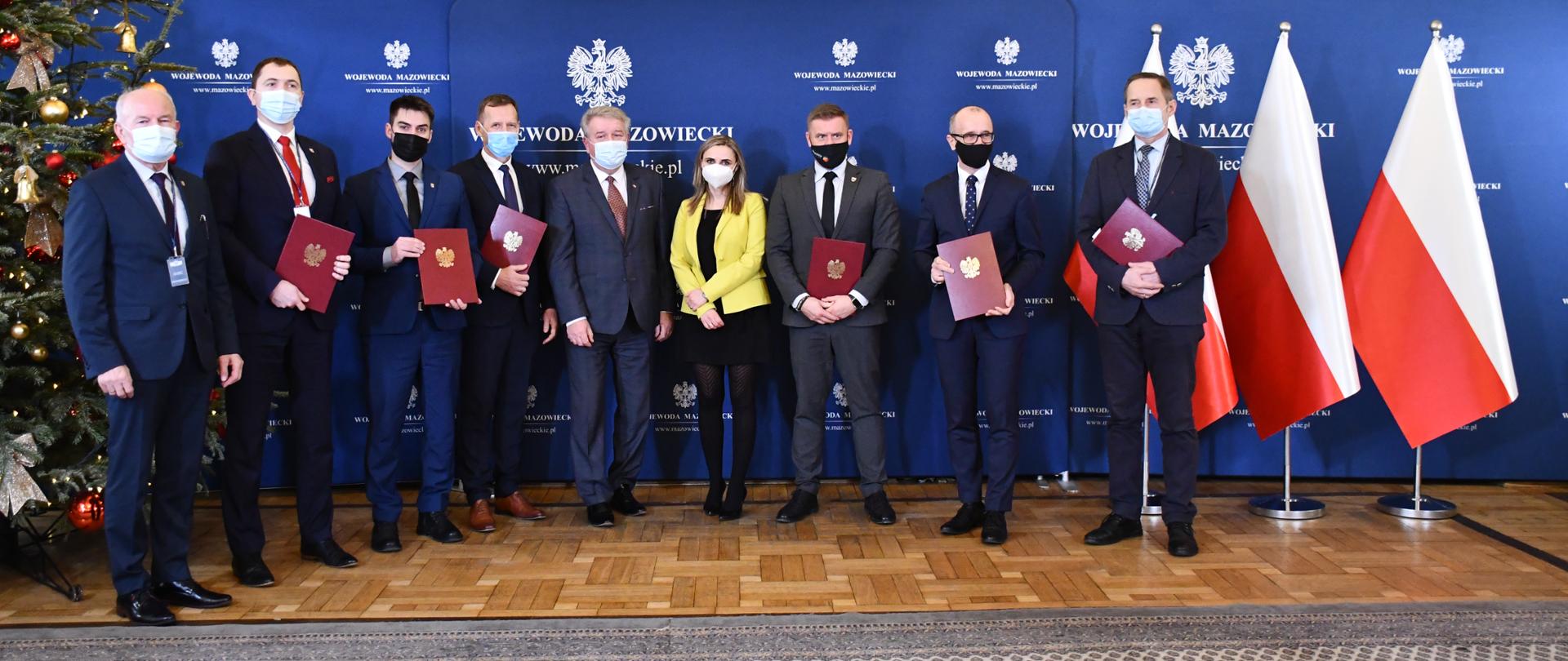 Na zdjęciu widać kobietę i mężczyzn