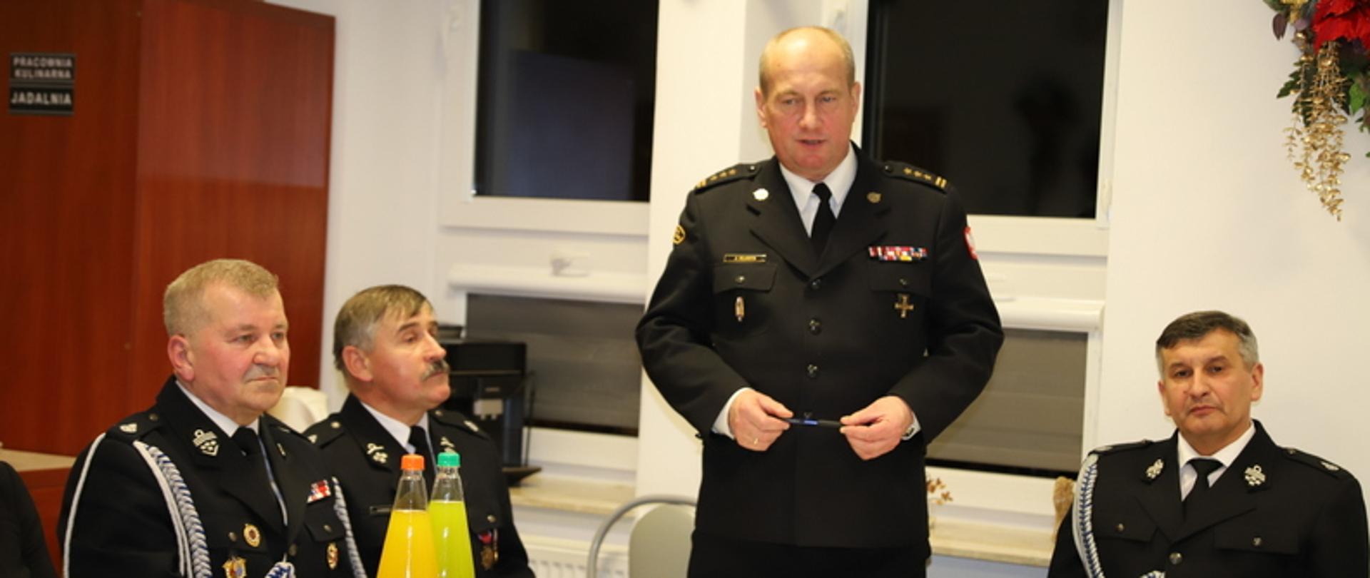 Na zdjęciu widzimy przemawiającego komendanta powiatowego PSP w Leżajsku na zebraniu sprawozdawczym OSP.