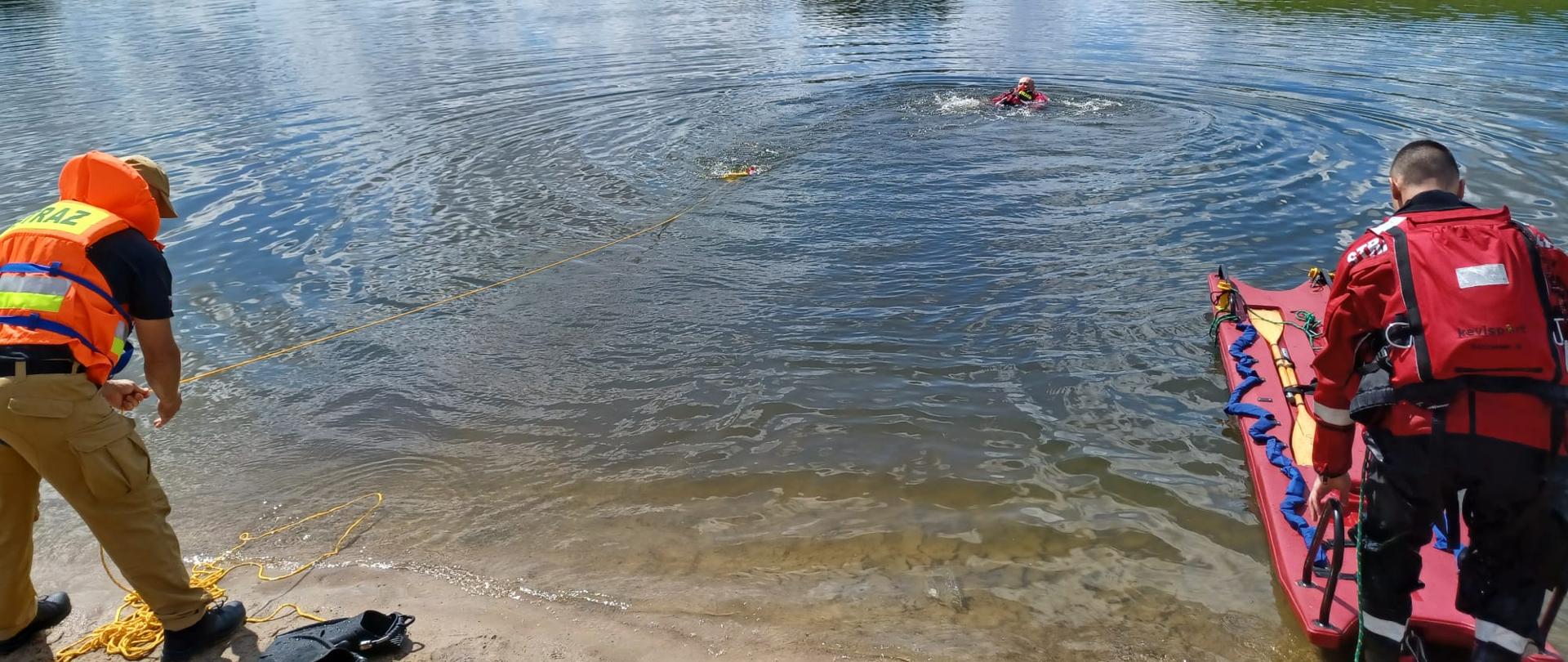 Ćwiczenia strażaków z zakresu ratownictwa na obszarach wodnych