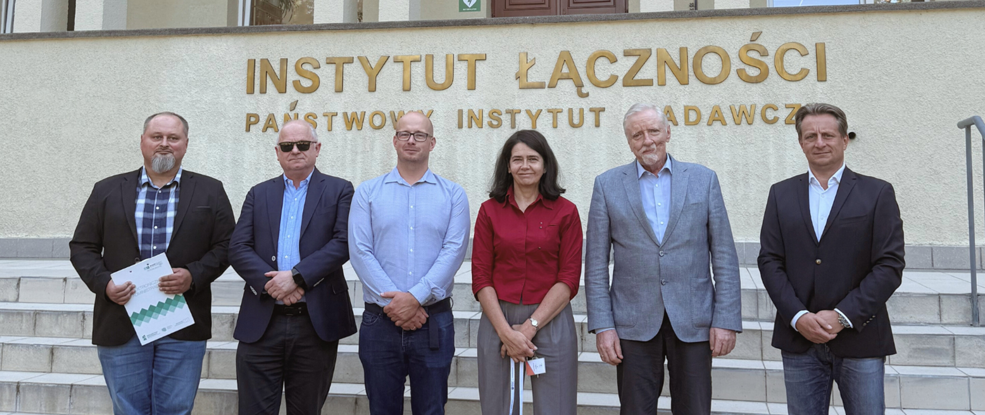 The photo shows representatives of the National Institute of Telecommunications and the Association of Space Sector Employers. From left to right: Michał Marszalec – NIT expert and long-time liaison between ZPSK and the Institute; Dr. habil. Eng. Mariusz J. Figurski – Deputy Director for Scientific Affairs; Paweł Ziemnicki, MBA – Head of the ZPSK Office; Anna Streżyńska – Director of NIT; Dr. Eng. Wojciech Kamieniecki – Deputy Director for Development and Communication; and Krzysztof Szubert – Director’s Plenipotentiary for Commercialization and International Cooperation.