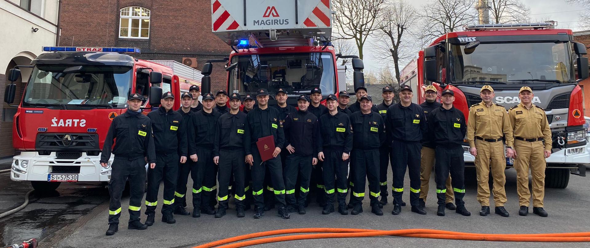 Pamiątkowe zdjęcie ostatniej zmiany służby. Na zdjęciu widoczni są funkcjonariusze Komendy oraz dwóch zmian Jednostki Ratowniczo-Gaśniczej w Siemianowicach Śląskich.