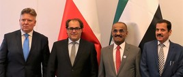 Wspólne zdjęcie przedstawicieli strony polskiej i emirackiej