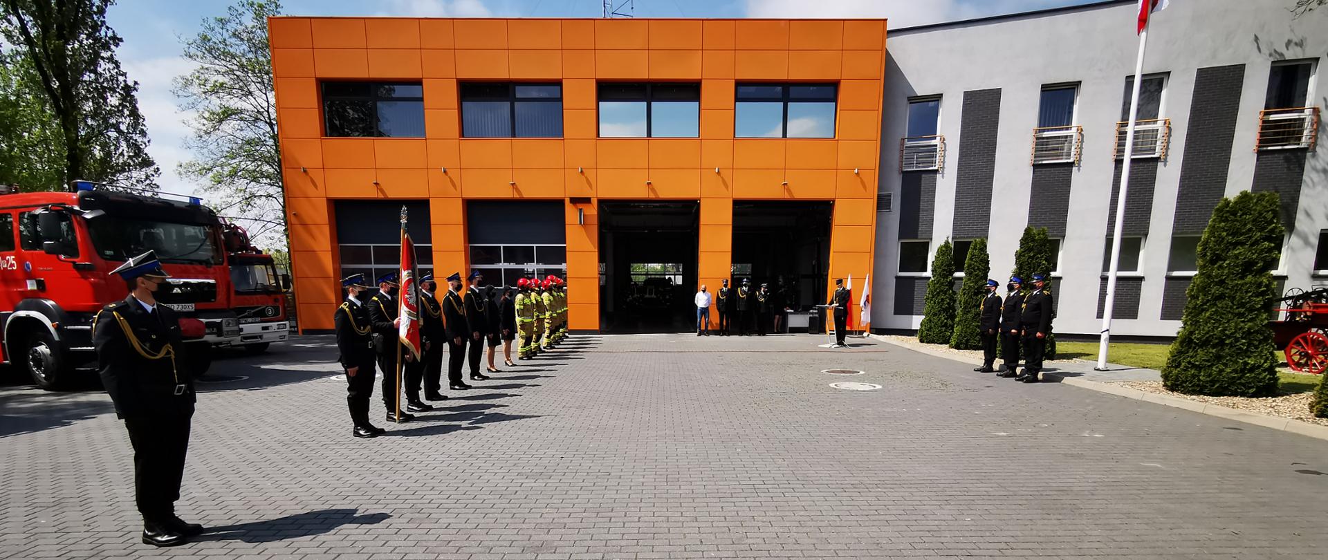 Budynek, plac, pododdział, sztandar, strażacy, flaga