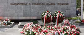 Wieńce przed Pomnikiem Bojowników o Polskość Śląska Opolskiego