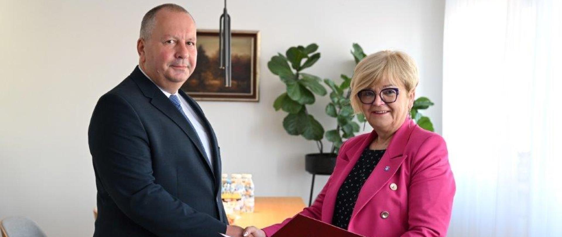 Wojewoda Podkarpacki Pani Teresa Kubas-Hul wręcza powołała na stanowisko Podkarpackiego Wojewódzkiego Inspektora Ochrony Środowiska Panu Sławomirowi Krygowskiemu. 