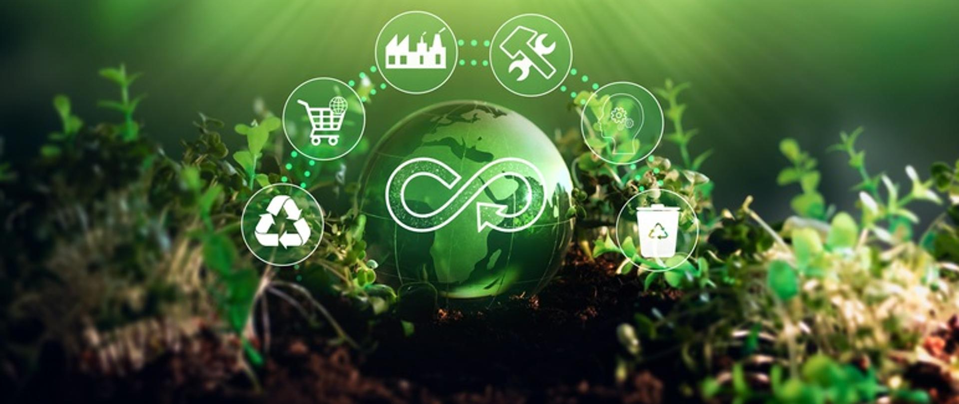 Koncepcja gospodarki o obiegu zamkniętym, która przedstawiona została za pomocą symboliki. Na zielonym tle kula ziemska, która jest oświetlona światłem słonecznym. Dookoła kuli białe ikony z grafikami np. kosza na śmieci, ludzkiej głowy, wózka na zakupy. 