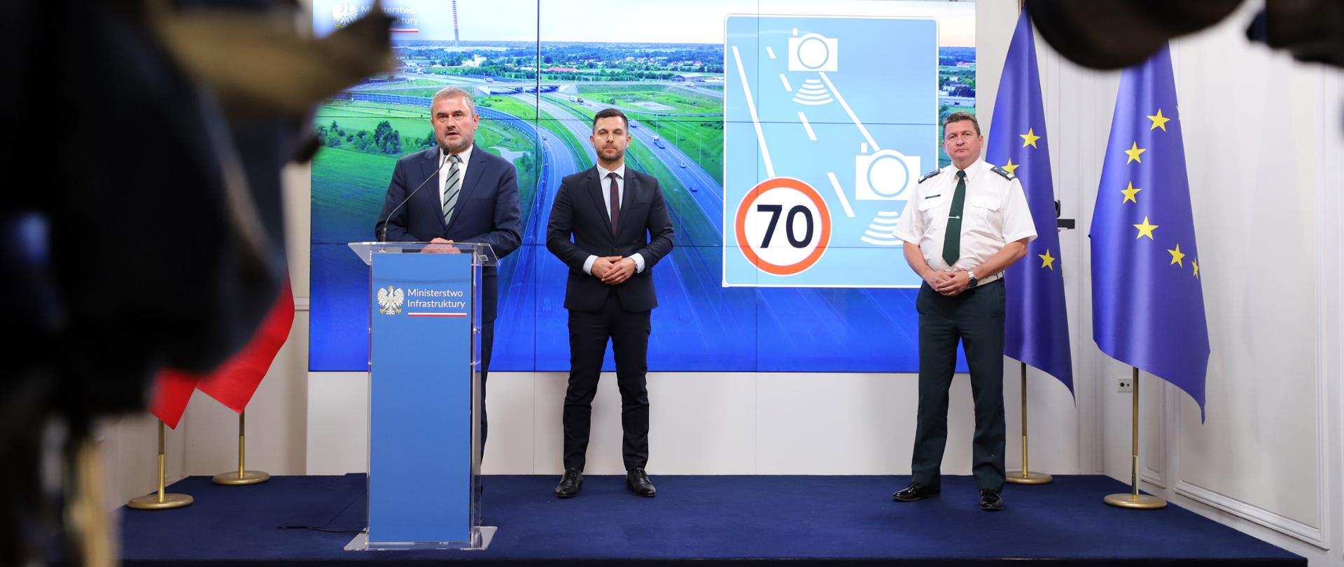 Krajowa Rada Bezpieczeństwa Ruchu Drogowego przyjęła 11 września 2026 r. uchwałę w sprawie rozpoczęcia Projektu badawczego dotyczącego nowego wzoru znaku D-51a (odcinkowy pomiar prędkości). W ramach projektu na wybranych odcinkach autostrad i dróg ekspresowych zostanie zbadana zasadność umieszczania na drogach znaku uzupełnionego o informację o prędkości dopuszczalnej lub ograniczeniu prędkości obowiązującym na odcinku objętym kontrolą.