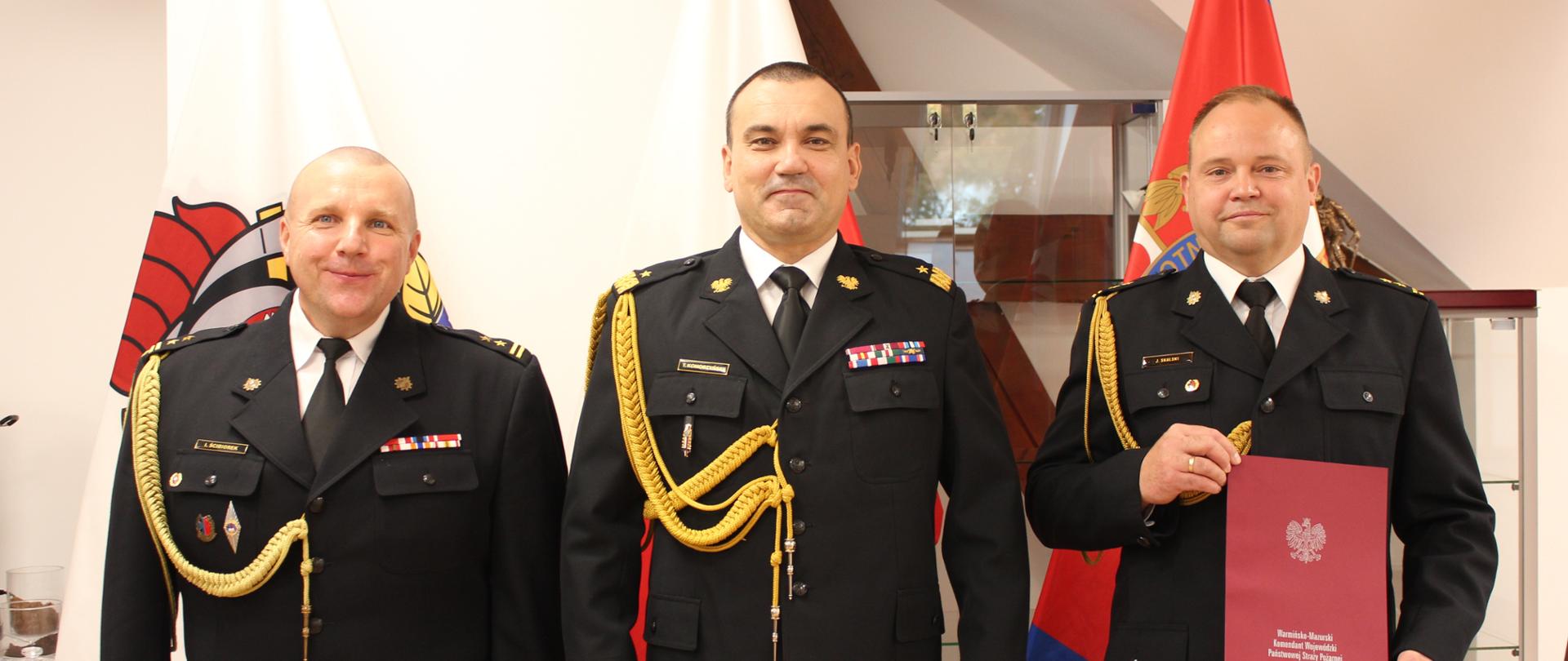 Na zdjęciu w mundurach galowych od lewej, Komendant Powiatowy z Braniewa, Komendant wojewódzki Z Olsztyna i zastępca komendanta z Braniewa
