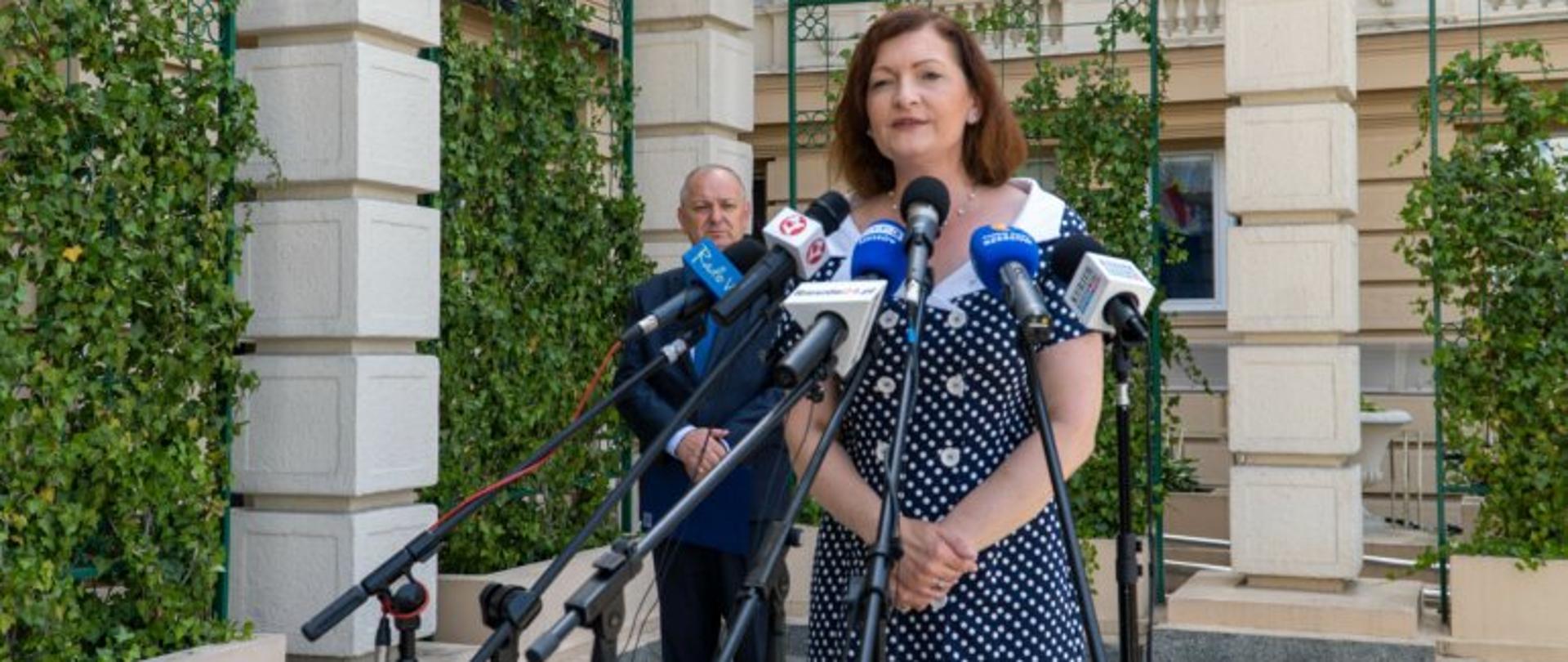 Wojewoda podkarpacki Ewa Leniart na konferencji prasowej dotyczącej dodatkowego naboru na zadania z zakresu poprawy bezpieczeństwa w obszarach przejść dla pieszych