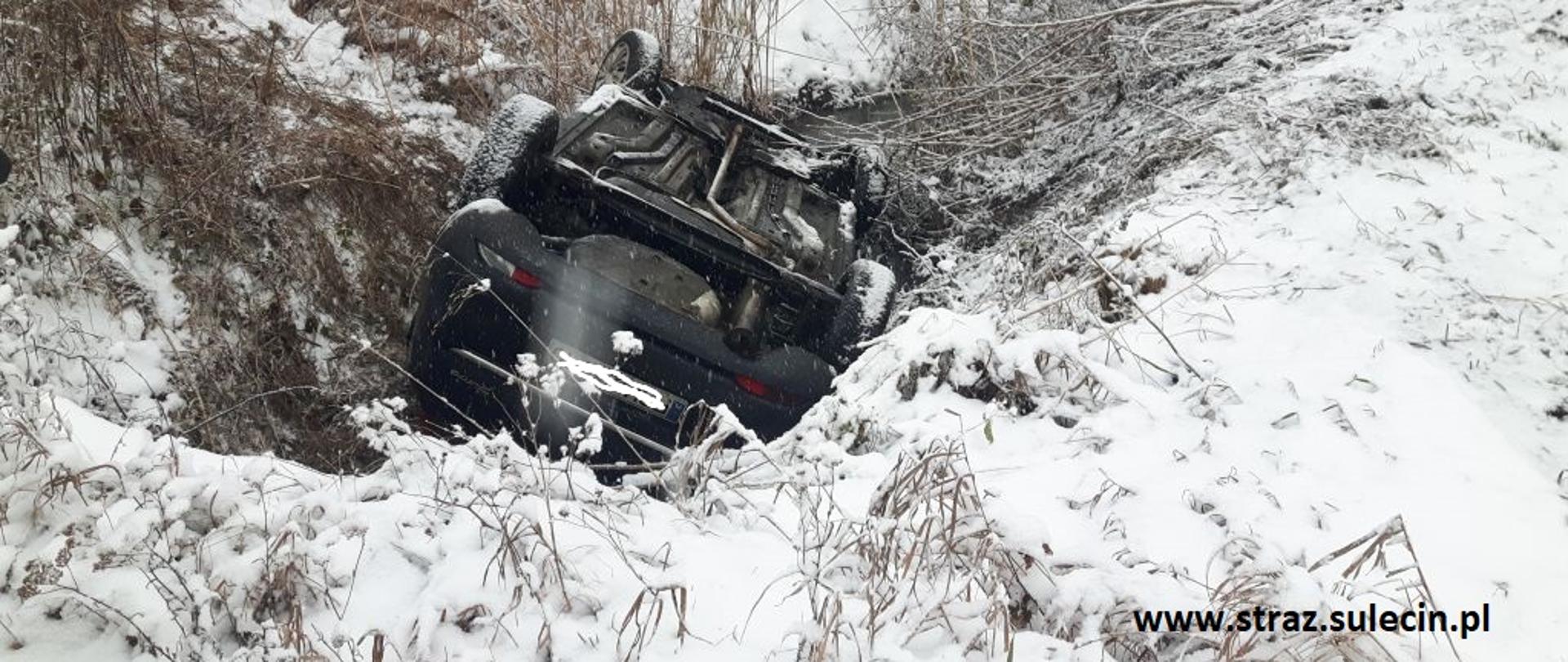 Na zdjęciu znajduje się samochód, który wpadł do rowu. 