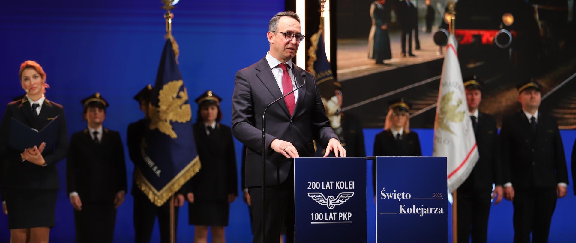 24 listopada 2025 r. minister infrastruktury Dariusz Klimczak oraz wiceminister Piotr Malepszak wzięli udział w obchodach Święta Kolejarza. Podziękowali pracownikom kolei za ich codzienną służbę i ogromny wkład w bezpieczeństwo oraz rozwój transportu