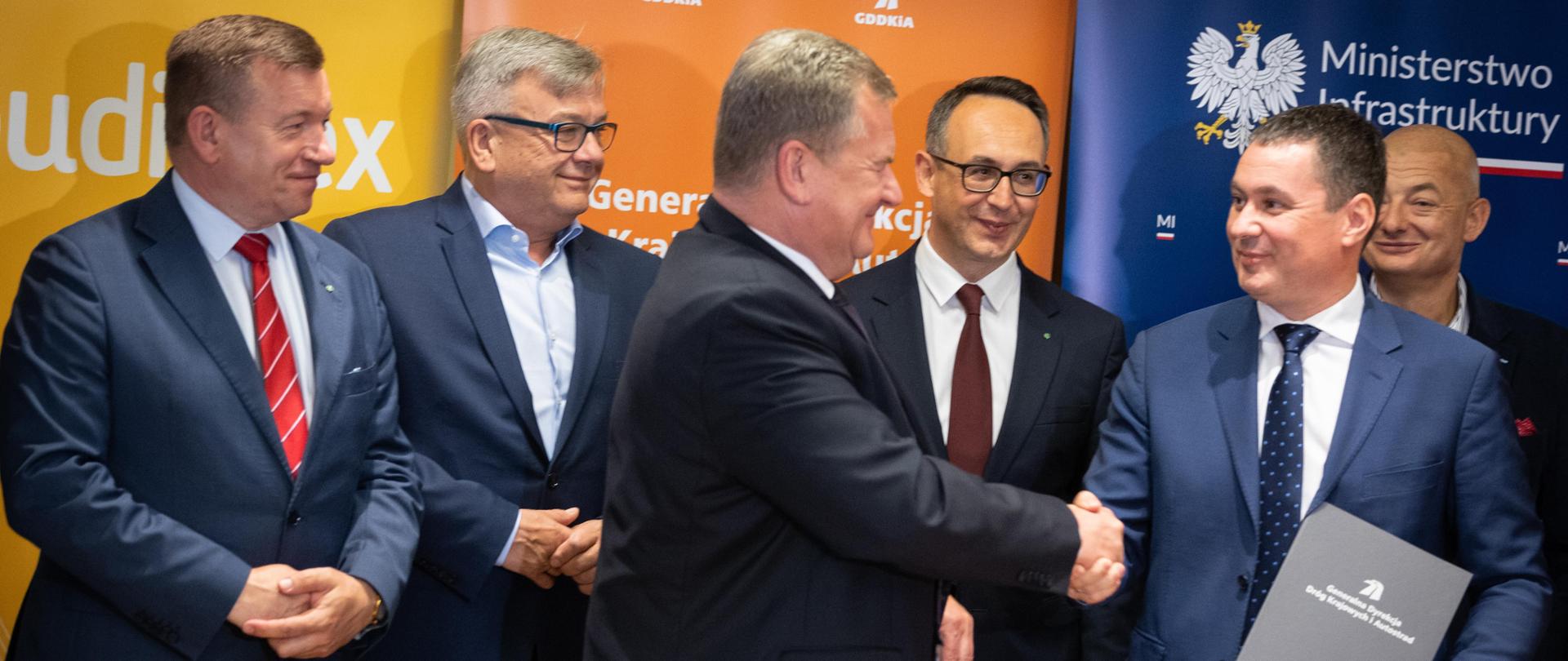 Generalna Dyrekcja Dróg Krajowych i Autostrad podpisała umowy na zaprojektowanie i budowę pierwszych odcinków drogi ekspresowej S10 między Szczecinem a Piłą