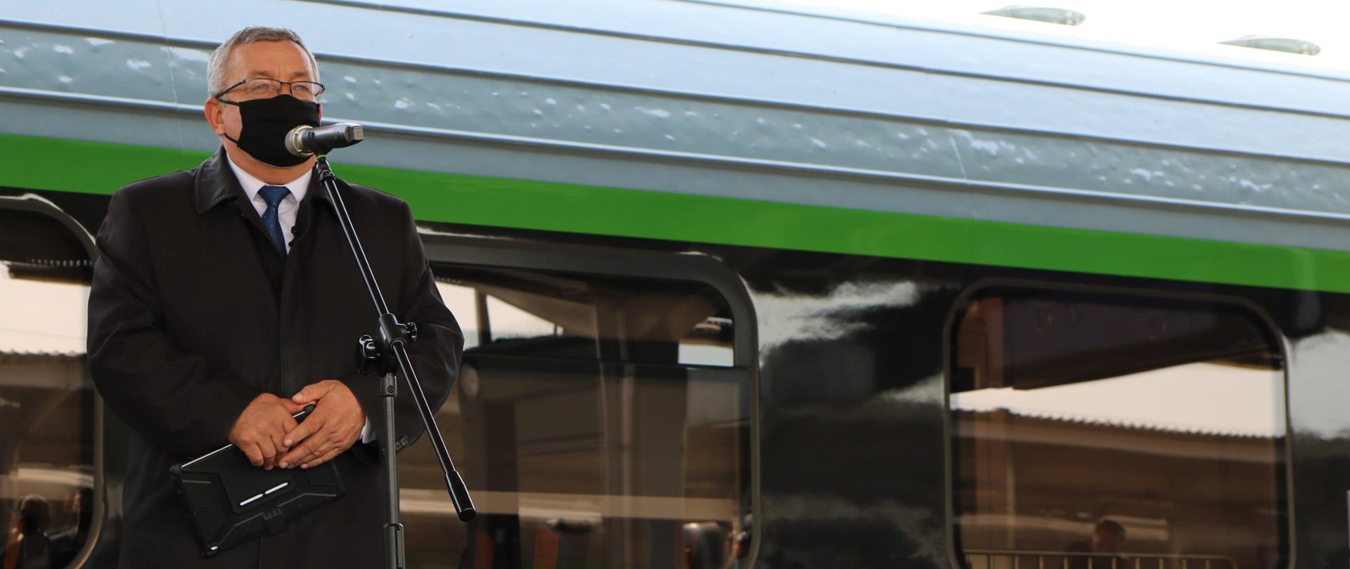 Minister Andrzej Adamczyk uczestniczył w odebraniu zmodernizowanych wagonów osobowych PKP Intercity