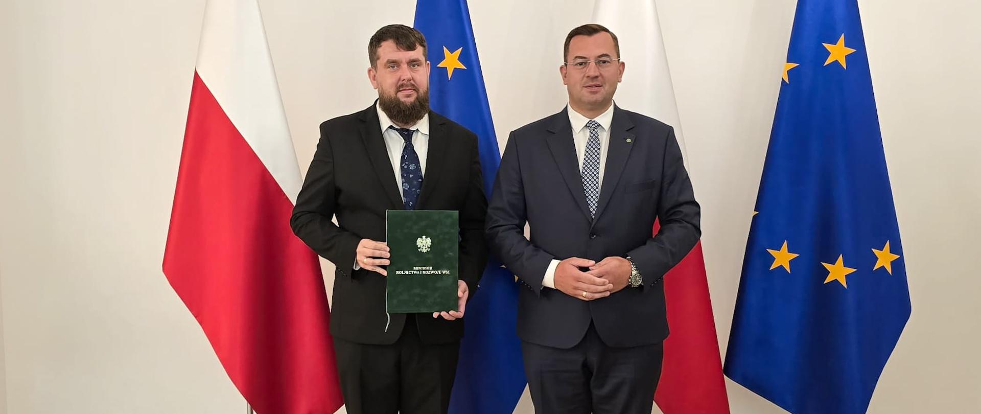 Minister Stefan Krajewski wręcza powołanie prof. Piotrowi Kosiakowi na stanowisko pełnomocnika ds. organizacji Instytutu im. W. Witosa