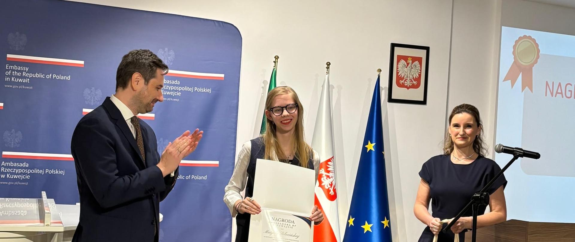 Ambasador RP Michał Cholewa wręcza nagrodę wyróżniającej się uczennicy Szkoły Polskiej