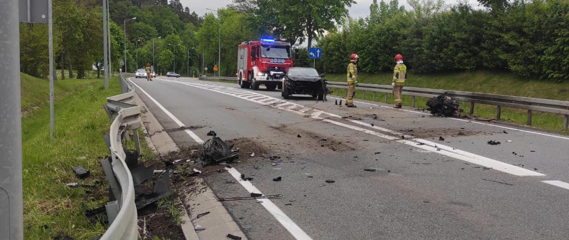 Zdjęcie przedstawia wrak pojazdu i silnik 