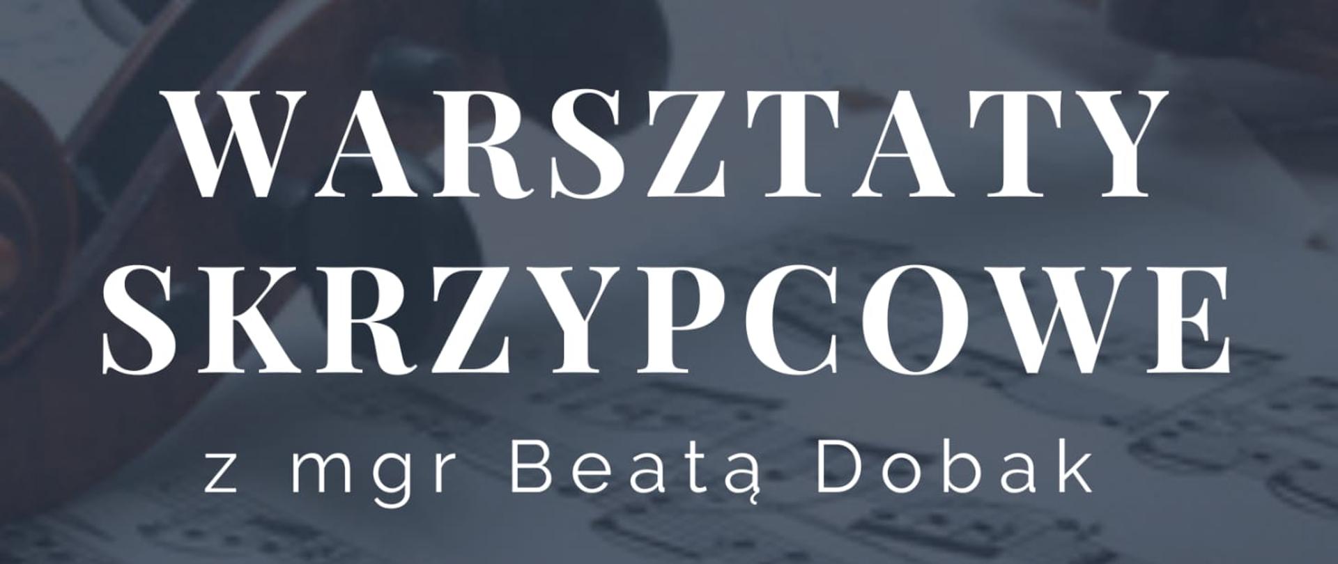Plakat informujący o warsztatach skrzypcowych z mgr Beatą Dobak, które odbędą się 30 kwietnia 2026 roku w sali koncertowej Państwowej Szkoły Muzycznej I stopnia im. Aleksandra Tansmana w Kępnie. Projekt utrzymany jest w eleganckim, minimalistycznym stylu. Tło stanowi fotografia otwartego zapisu nutowego, na którym spoczywają skrzypce z widocznym fragmentem pudła rezonansowego, gryfu i strun. Na środku plakatu znajduje się półprzezroczysty, ciemnoszary panel z dużym białym napisem „Warsztaty skrzypcowe”, poniżej umieszczono informację „z mgr Beatą Dobak”. Niżej znajdują się data wydarzenia oraz miejsce jego organizacji. W dolnej części plakatu widnieje nazwa szkoły. 