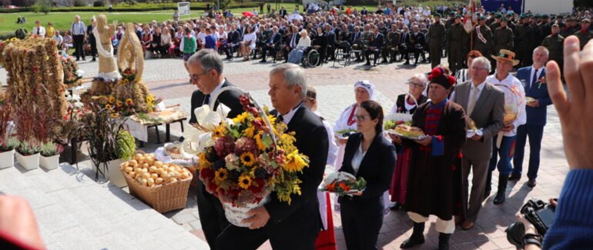 Delegacja z wieńcami i chlebem dożynkowym