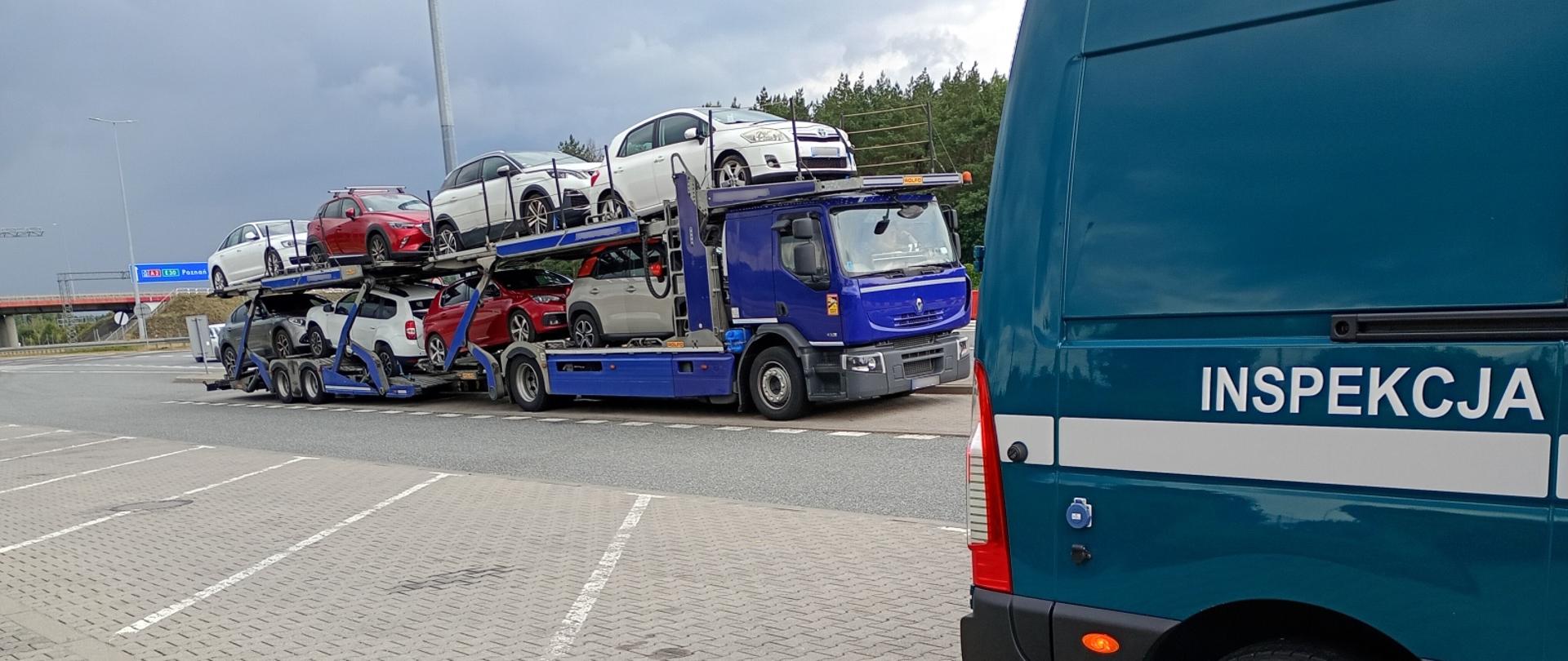 Na zdjęciu widoczny pojazd przewożący 8 samochodów osobowych i tył pojazdu Inspekcji
