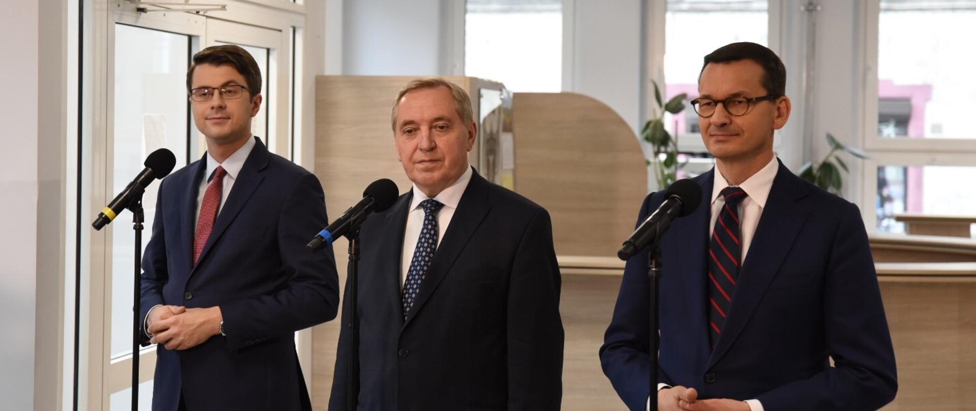 Konferencja prasowa z udziałem premiera Mateusza Morawieckiego i ministra środowiska Henryka Kowalczyka