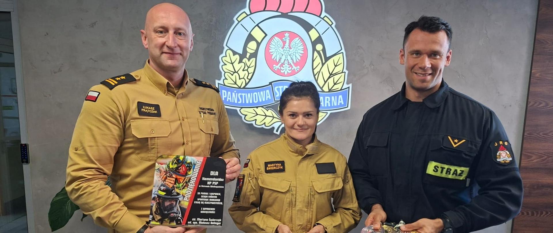 Martyna Świerczyk i Mateusz Delinger z Komendantem Powiatowym