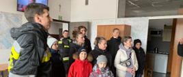 Wizyta Ukraińskich dzieci w JRG - Strażacy i dzieci z opiekunami w SK KP PSP w Polkowicach
