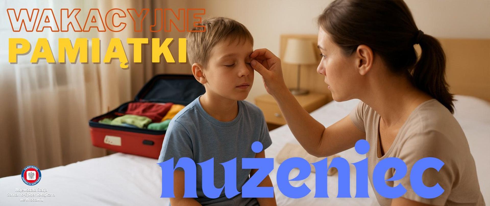 Dziecko siedzi na łóżku z walizką w tle. Rodzic pochyla się i delikatnie odchyla powiekę dziecka lub ogląda okolice rzęs. Dziecko siedzi spokojnie, w letnim ubraniu, patrząc lekko w dół lub w bok. Na stoliku obok leżą ręcznik i kosmetyczka.