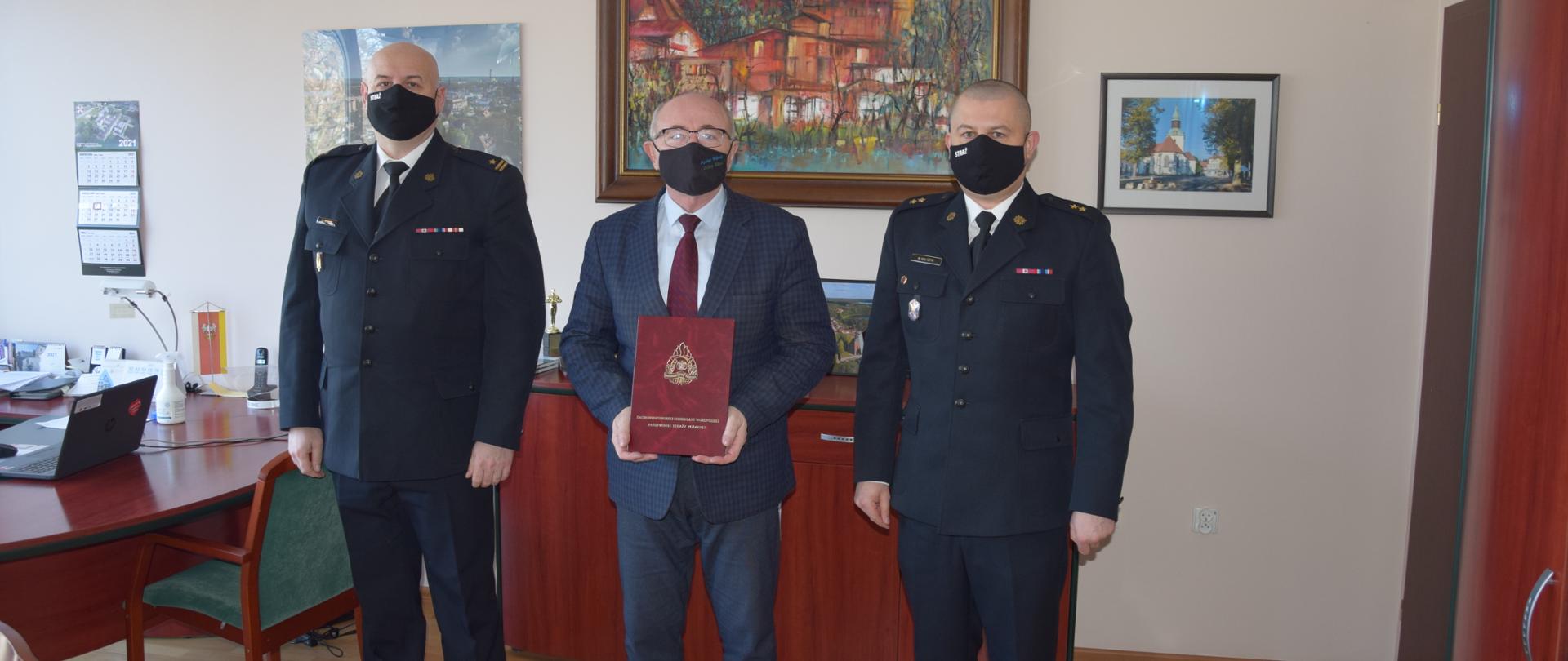 Na zdjęciu Komendanci KP PSP Wałcz z Starostą Powiatu Wałeckiego.