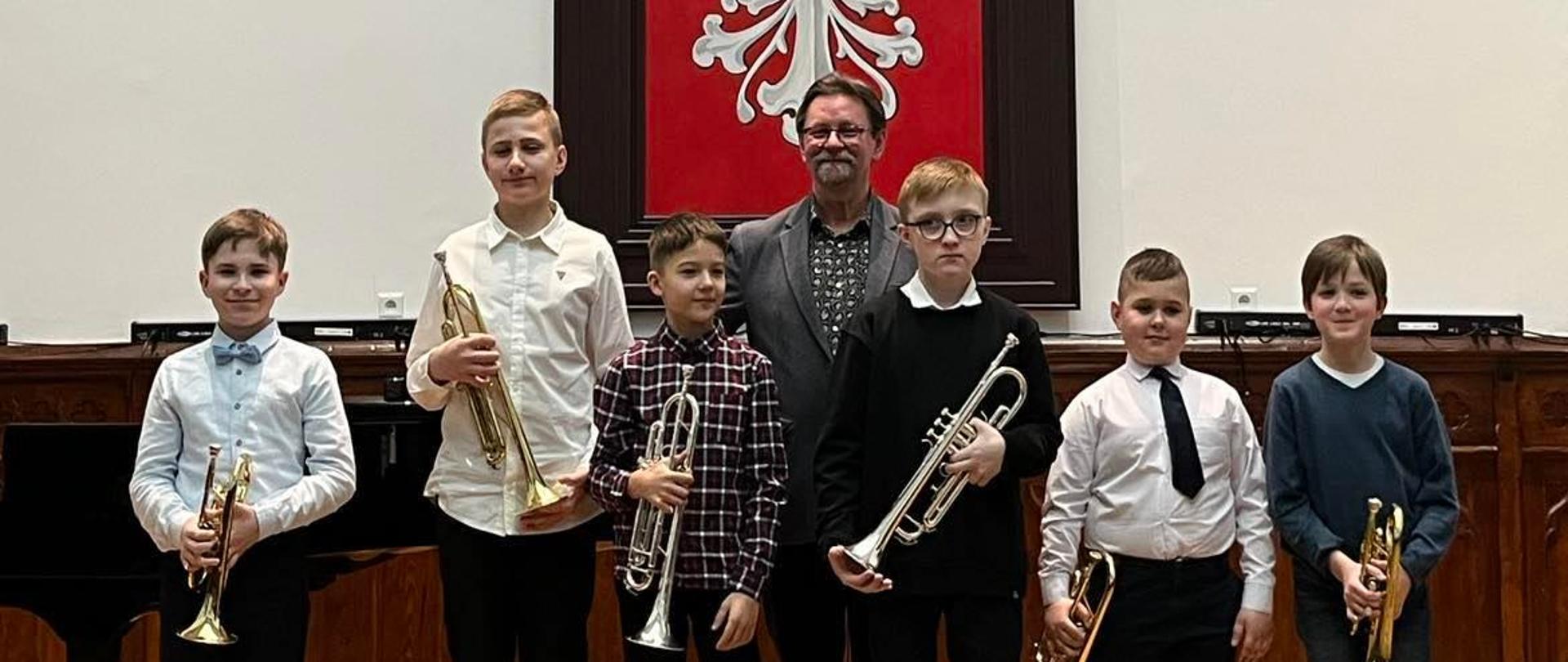 uczniowie klasy trąbki podczas koncertu wiosennego na sali królewskiej w PSM Mielec