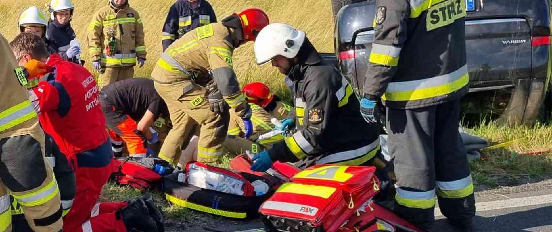 Strażacy udzielają pomocy poszkodowanym