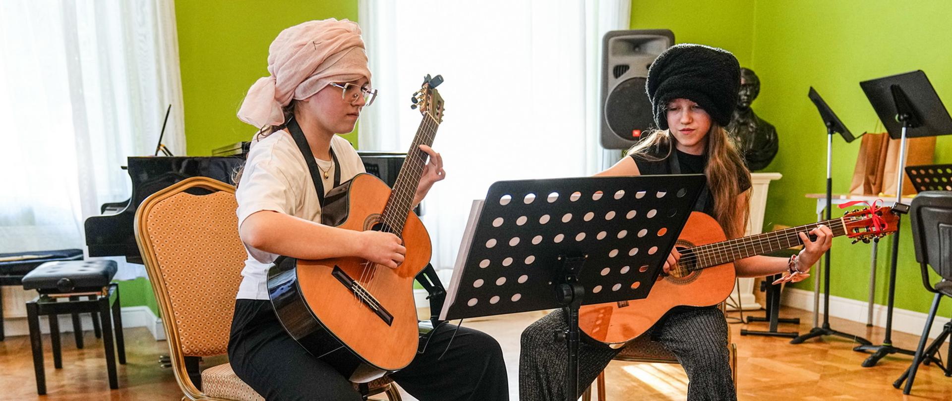 uczennice w turbanach grające na gitarze