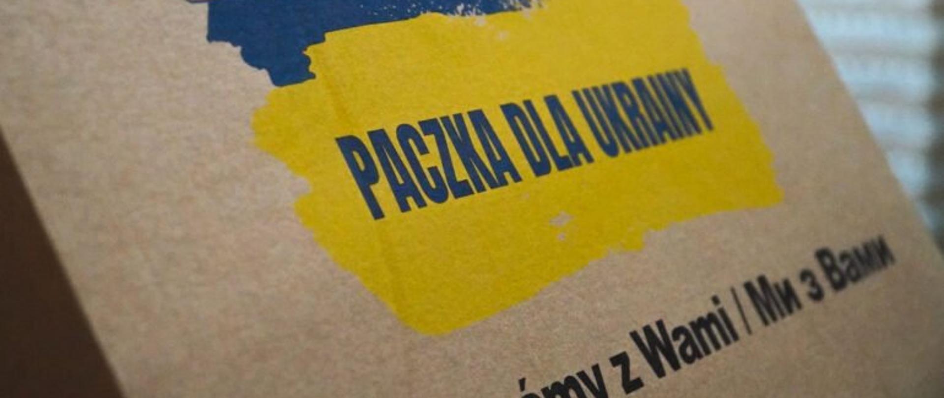Karton z napisem "paczka dla Ukrainy"
