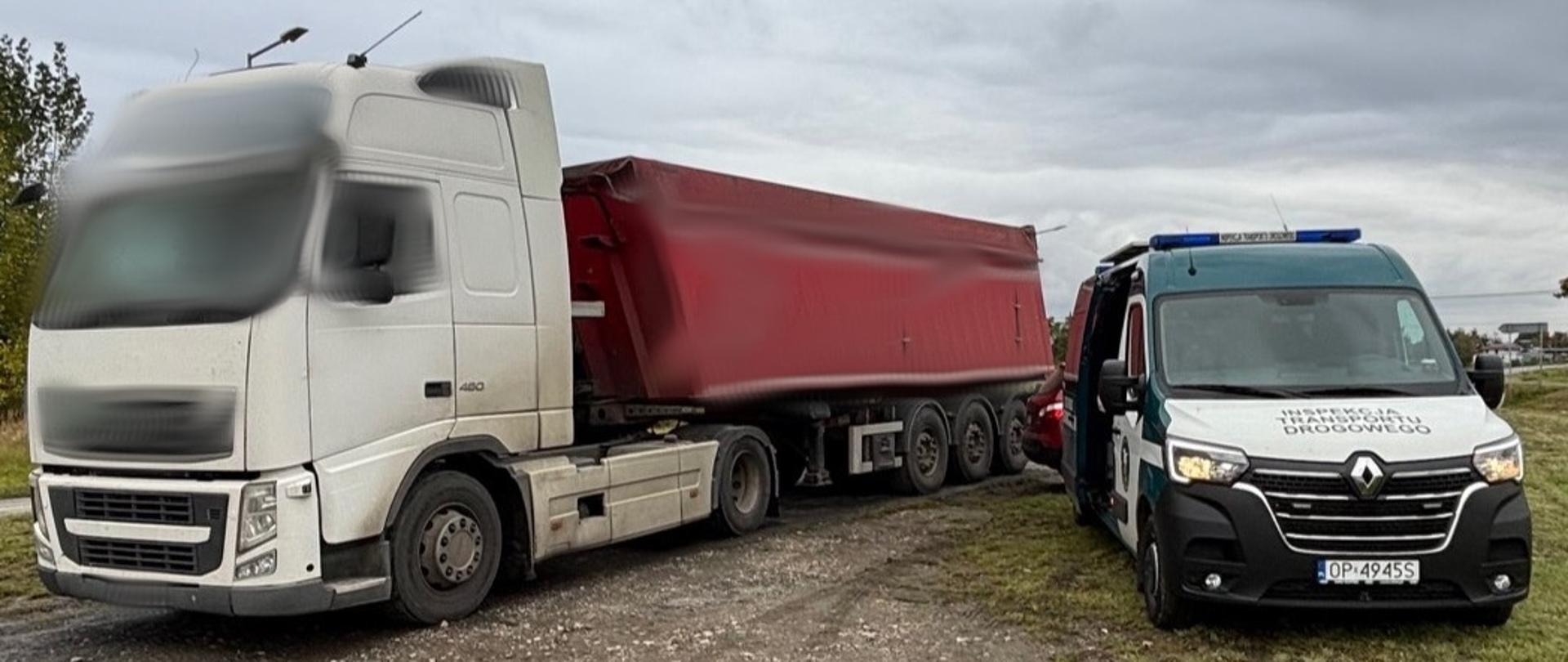 Zatrzymana ciężarówka. Biały ciągnik siodłowy i czerwona naczepa. Obok oznakowany radiowóz ITD.