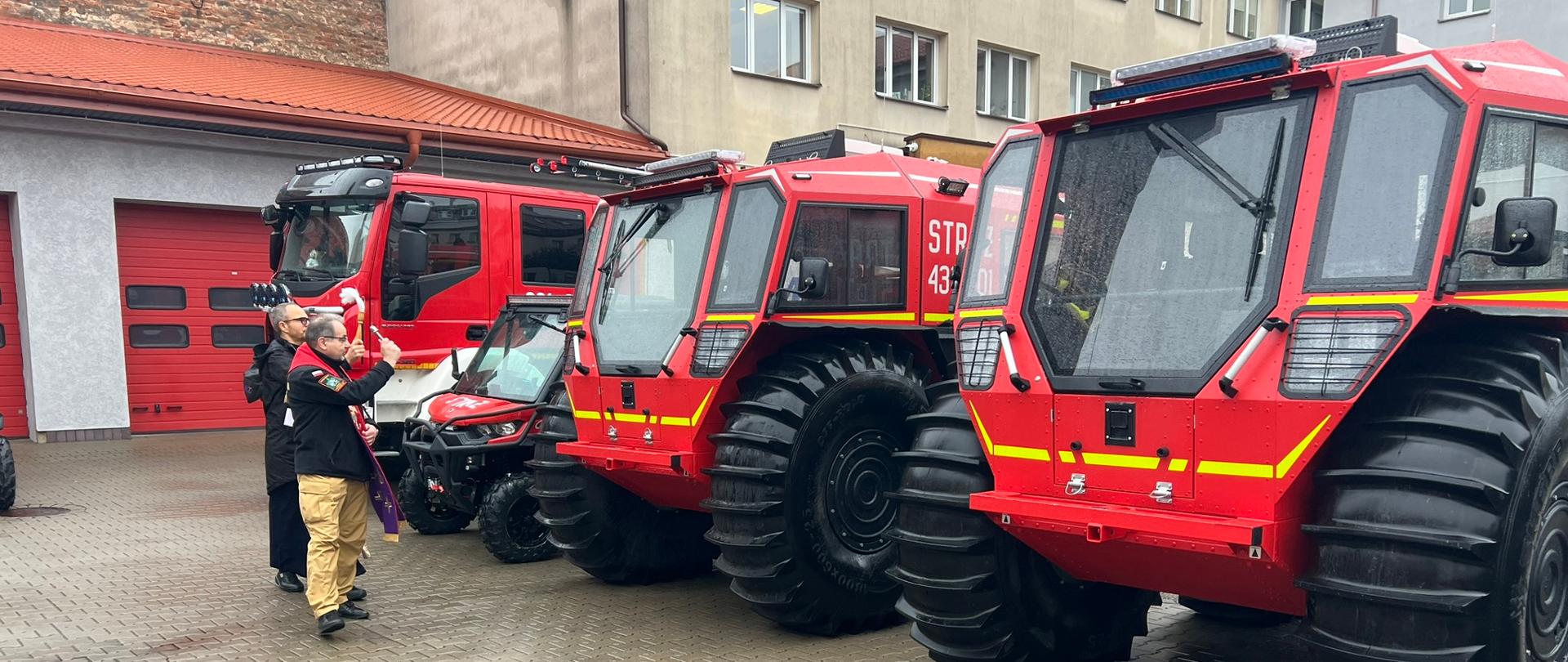 Na zdjęciu widać pojazdy pożarnicze.