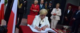 Na zdjęciu zaproszeni goście podczas wpisu do księgi pamiątkowej